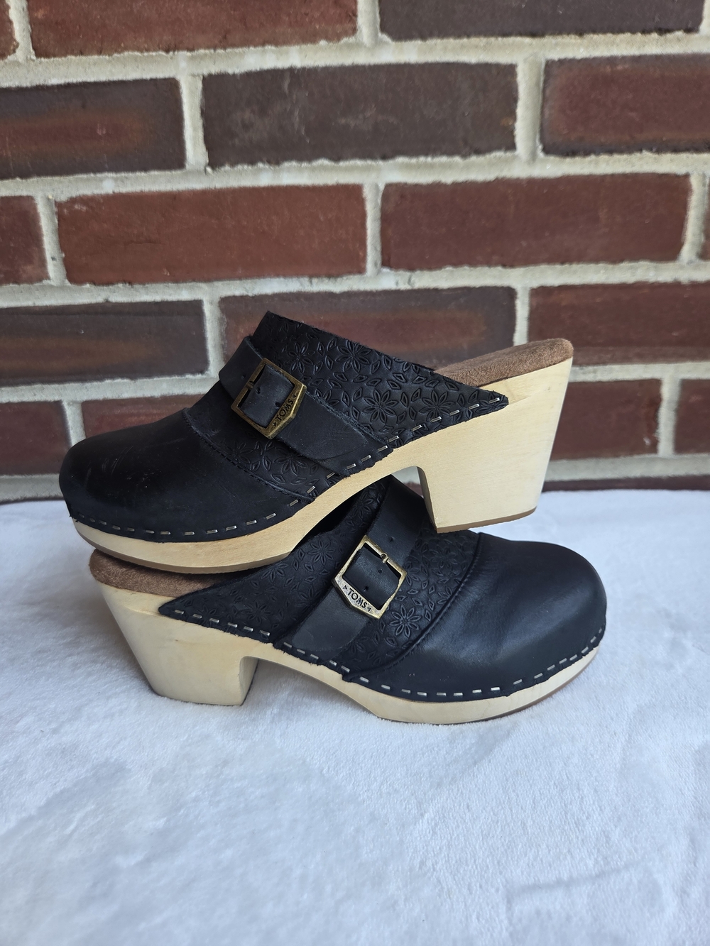 TOMS Black Leather Clogs Mules Floral Embossed Buckle Wood Heel Women's US 6